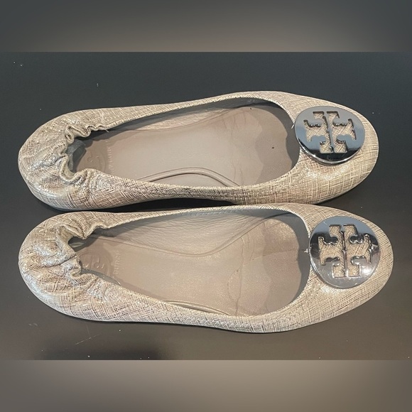 Tory Burch Reva Flat Size 8 Silver Pewter Leather Lg Silver Medallion Timeless - Picture 3 of 5